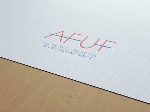 Feuille de papier posée sur une table avec le logo AFUF apposé dessus