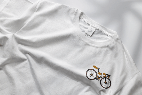 t-shirt avec une illustration d'un vélo sur le coeur